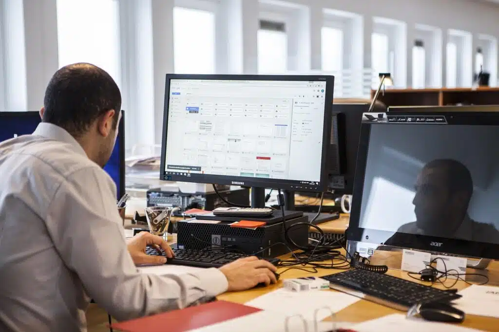 Un homme travaillant sur un ordinateur dans un bureau