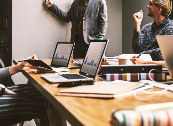 Réunion d’équipe avec prise de notes et travail collaboratif